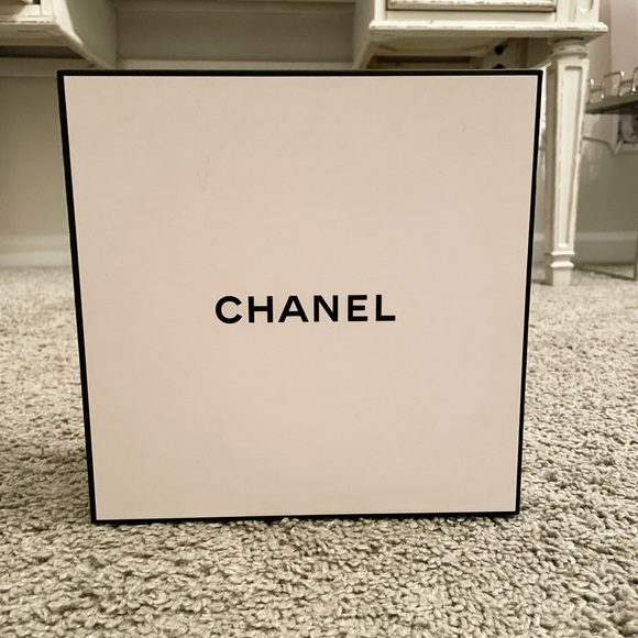 Chanel Gift Box - Picture 1 of 3